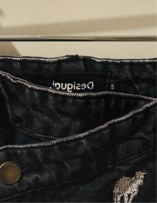 Falda vaquera mini Desigual con estampado
