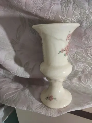 Jarrón de mármol con flores