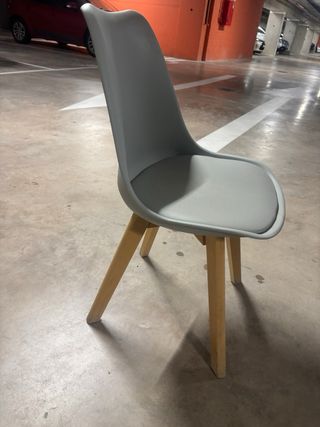 Silla de plástico y madera