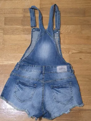 Conjunto peto vaquero y camiseta.Inside. 3 EUROS