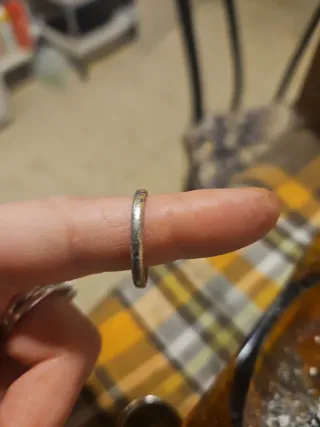 Lote d anillos de bisutería plateados.