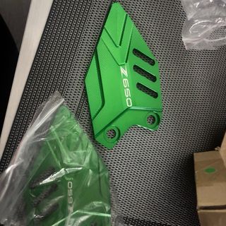 Cubre pedales moto Kawasaki verde