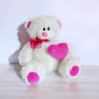 Osito de peluche blanco con corazón