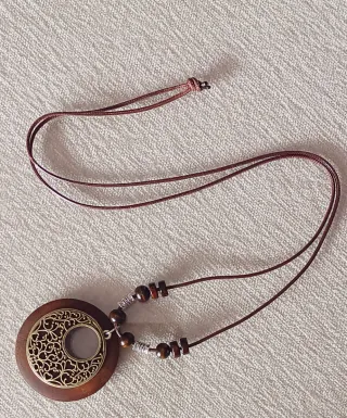 Collar de madera con colgante plateado