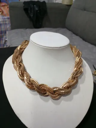 Collar dorado trenzado mujer