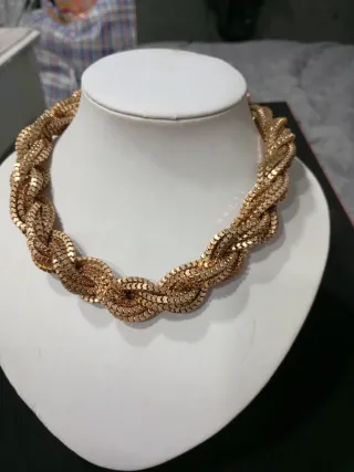 Collar dorado trenzado mujer