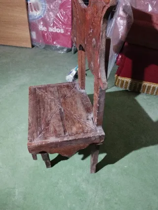 Silla de madera tallada estilo castillo