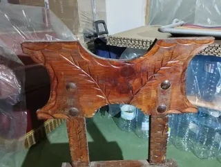 Silla de madera tallada estilo castillo