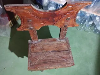 Silla de madera tallada estilo castillo