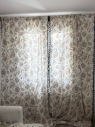Cortinas beige y marrones con estampado floral