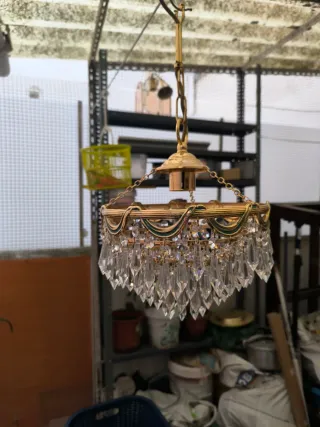 Lámparas de techo doradas con cristales.