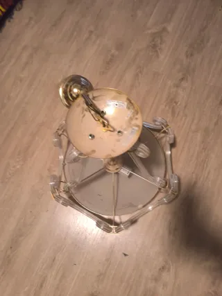 Lámparas de techo doradas con cristales.