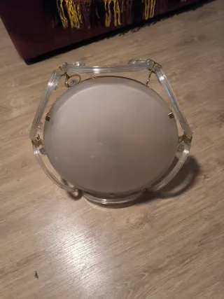 Lámparas de techo doradas con cristales.