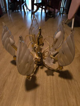 Lámparas de techo doradas con cristales.