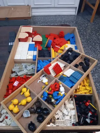 Libros LEGO Ideas 1 (1973) y 2 (1975) y piezas