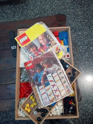 Libros LEGO Ideas 1 (1973) y 2 (1975) y piezas