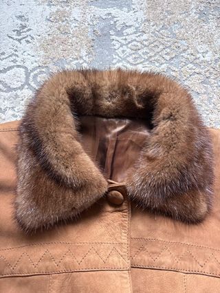 Chaqueta efecto piel con cuello de pelo