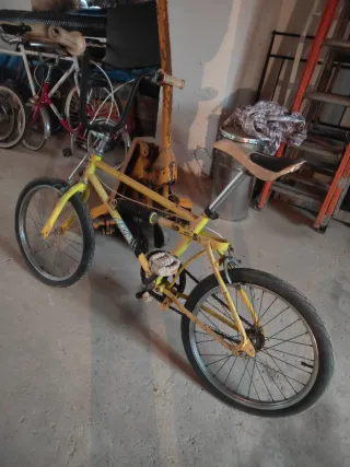 Bicicleta BMX Amarilla Antigua con amortiguador