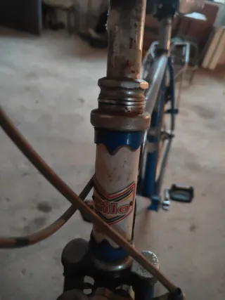 Bicicleta infantil azul cuadro alto