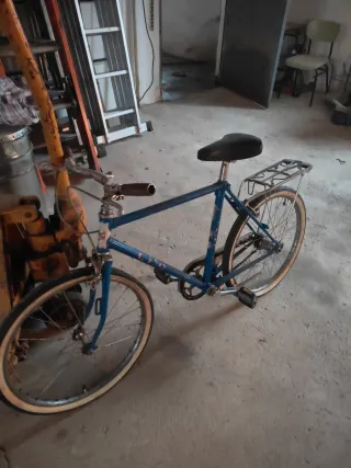 Bicicleta infantil azul cuadro alto