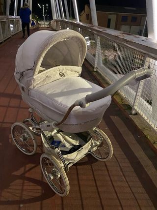 Cochecito de bebé blanco