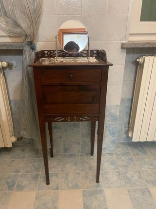 Mobiletto d'arredo con cassetto e anta. Piccola to