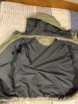 Chaqueta Zara Verde Oliva con Capucha