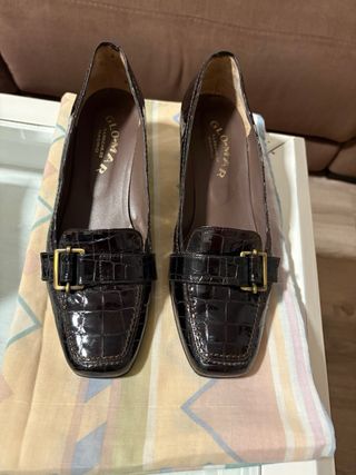 Zapatos de piel marrones hebilla dorada talla 39