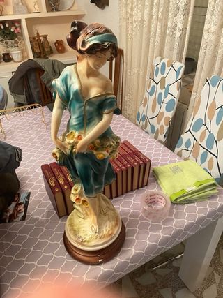 Figura mujer con flores grande