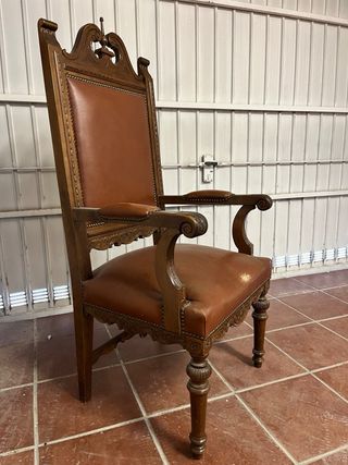 Sillón antiguo madera maciza y cuero