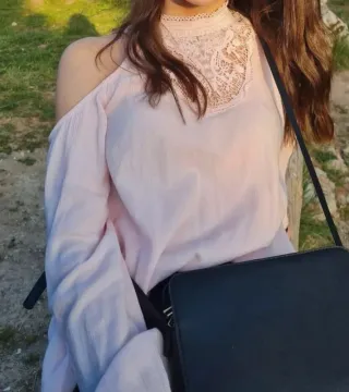 Blusa Hollister rosa con encaje