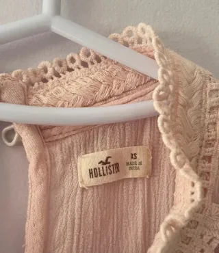 Blusa Hollister rosa con encaje