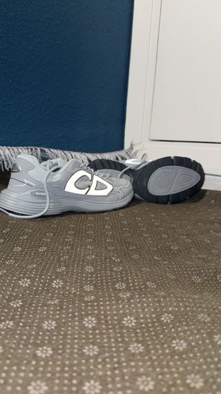 Zapatillas  Grises y blancas