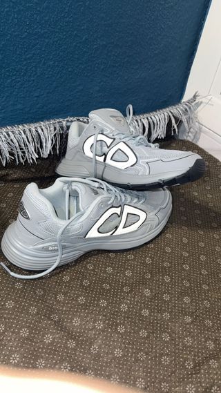 Zapatillas  Grises y blancas