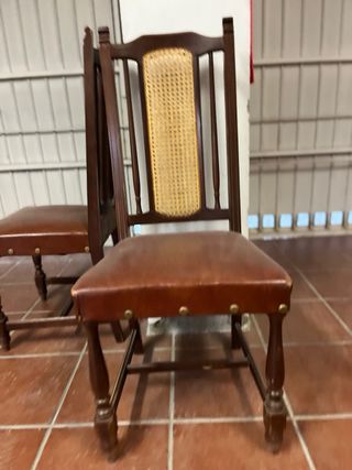 4 Sillas de madera clásica respaldo rejilla