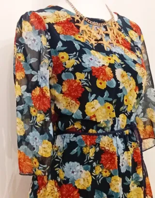Vestido en gasa de flores. Talla S. Nuevo.