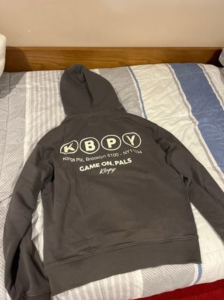 Sudadera Zara Gris con Logo Blanco