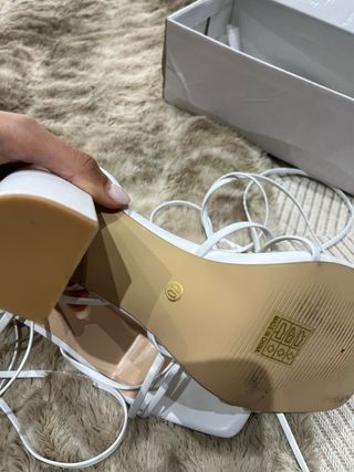 Sandalias tacón tiras blancas