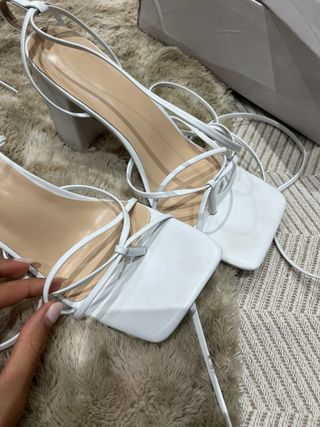 Sandalias tacón tiras blancas