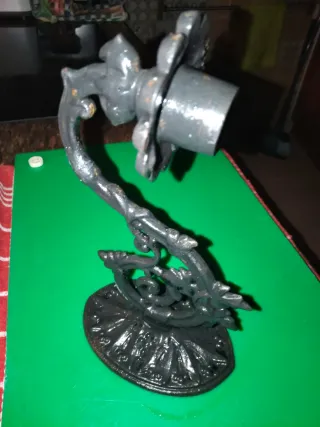 Candelabro antiguo de hierro forjado