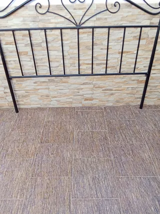 Cabecero de forja negro con corazones