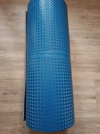 Esterilla azul para yoga o ejercicio