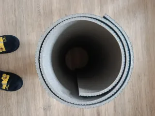 Esterilla azul para yoga o ejercicio