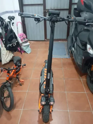 Patinete Eléctrico Naranja y Negro