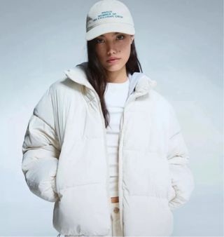 Chaqueta acolchada beige con capucha