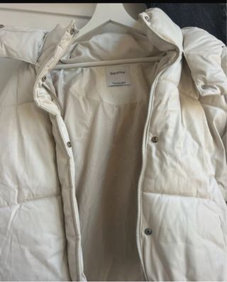 Chaqueta acolchada beige con capucha