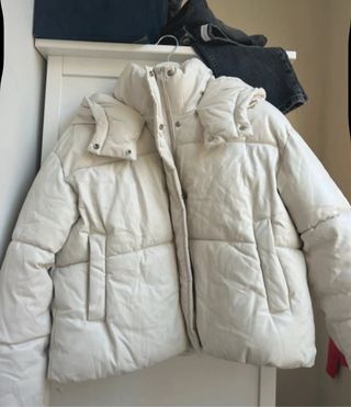 Chaqueta acolchada beige con capucha