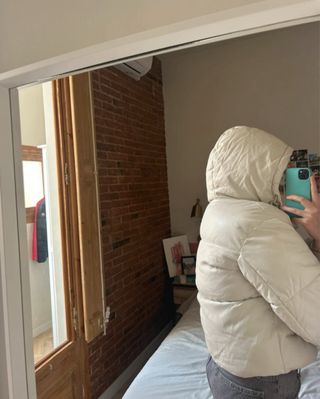 Chaqueta acolchada beige con capucha