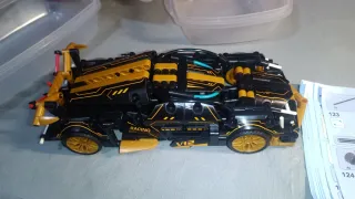 Coche de construcción negro y dorado
