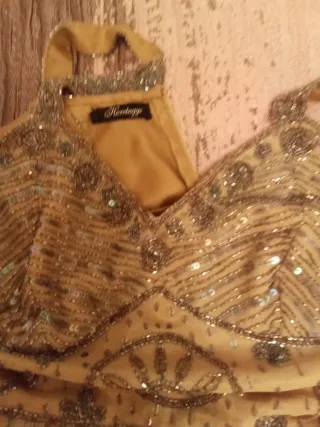 Vestido midi con lentejuelas de ceremonia.